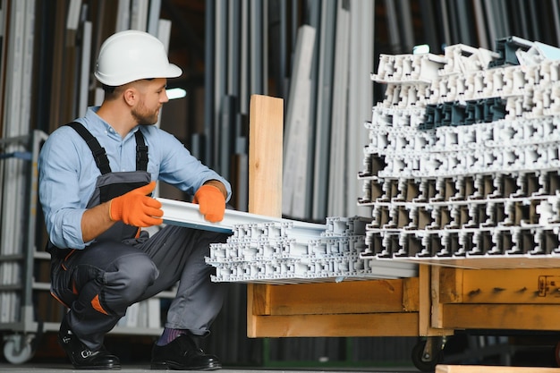 Fabrik zur Herstellung von Aluminium- und PVC-Fenstern und -Türen Arbeiter, die PVC-Fenster und -Türen montieren