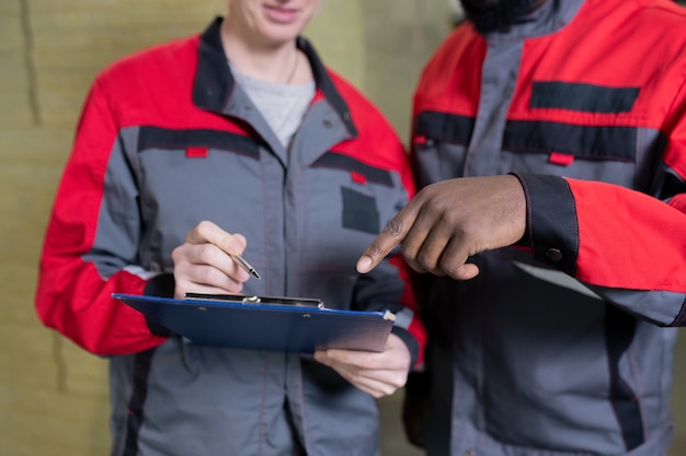 Foto fabrikarbeiter machen notizen