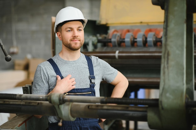 Foto fabrikarbeiter mann, der an der produktionslinie arbeitet