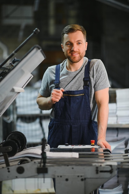 Fabrikarbeiter Mann, der an der Produktionslinie arbeitet