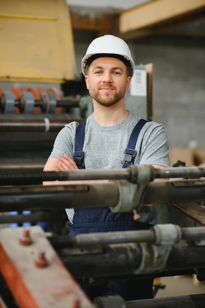 Foto fabrikarbeiter mann, der an der produktionslinie arbeitet