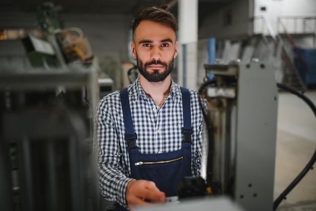 Fabrikarbeiter Mann, der an der Produktionslinie arbeitet