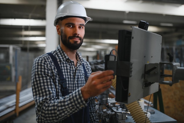 Fabrikarbeiter Mann, der an der Produktionslinie arbeitet