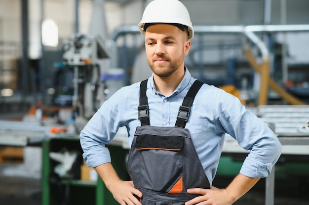 Fabrikarbeiter Mann, der an der Produktionslinie arbeitet