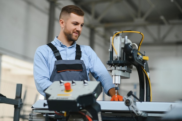 Fabrikarbeiter Mann, der an der Produktionslinie arbeitet