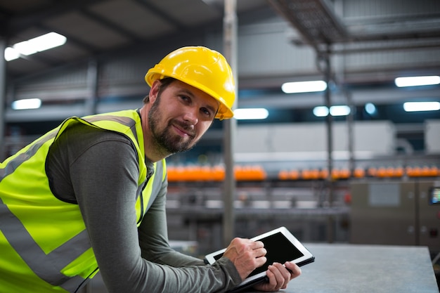 Fabrikarbeiter mit einem digitalen Tablet