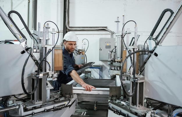 Foto fabrikarbeiter mit hut in innenräumen