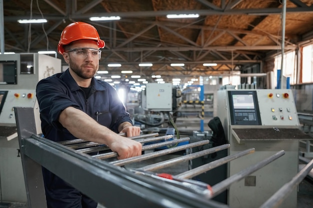 Foto fabrikarbeiter mit hut in innenräumen