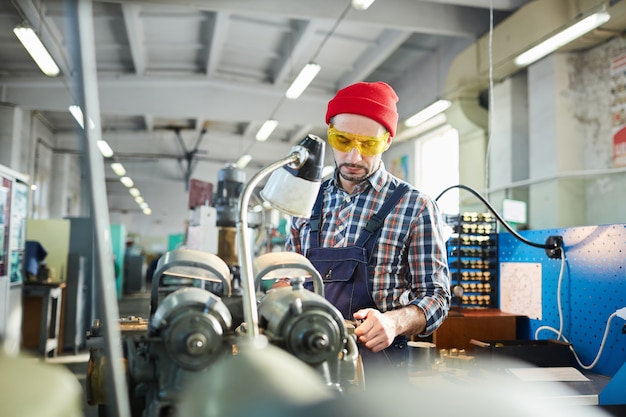 Fabrikarbeiter mit Maschinen