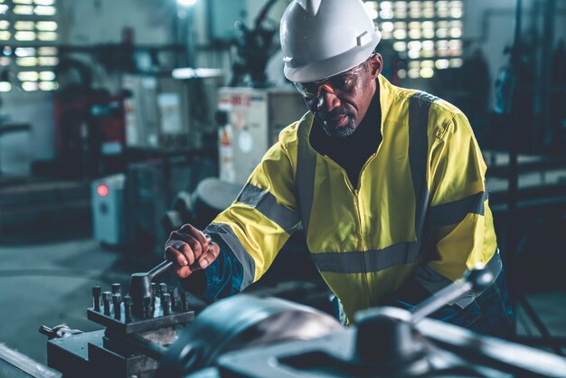 Foto fabrikarbeiter oder ingenieur erledigen maschinenarbeiten in einer geschickten fertigungswerkstatt