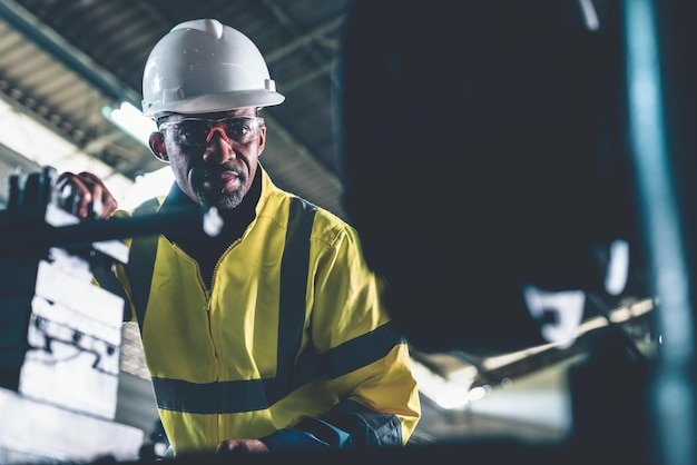 Fabrikarbeiter oder Ingenieur erledigen Maschinenarbeiten in einer geschickten Fertigungswerkstatt