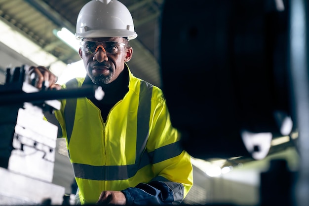 Fabrikarbeiter oder Ingenieur erledigen Maschinenarbeiten in einer geschickten Fertigungswerkstatt