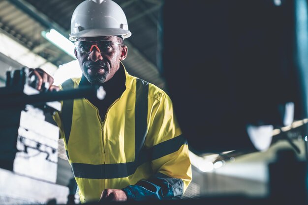 Fabrikarbeiter oder Ingenieur erledigen Maschinenarbeiten in einer geschickten Fertigungswerkstatt