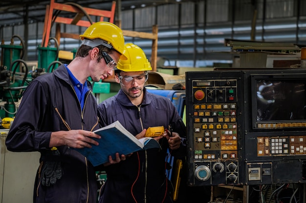 Fabrikkontrollzentrum der Produktion mit Serviceteam