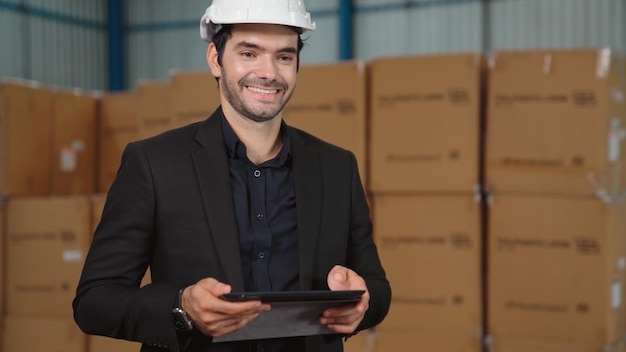 Fabrikmanager mit Tablet-Computer im Lager oder in der Fabrik Industrie- und Supply-Chain-Management-Konzept