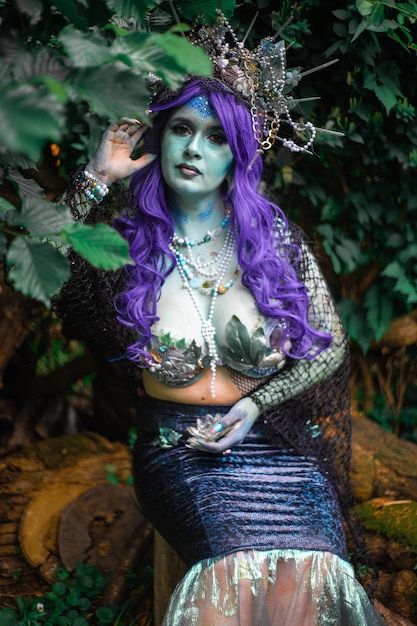 fabulosa sirena oscura con piel azul en el primer bosque