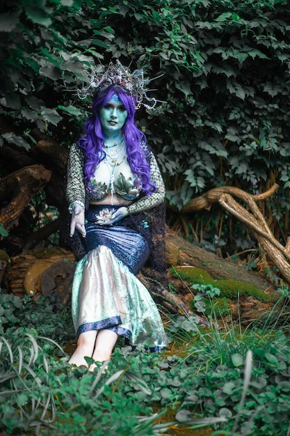 fabulosa sirena oscura con piel azul en el primer bosque