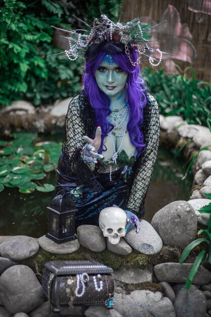 Foto fabulosa sirena de sirena en un estanque con un primer plano de una calavera