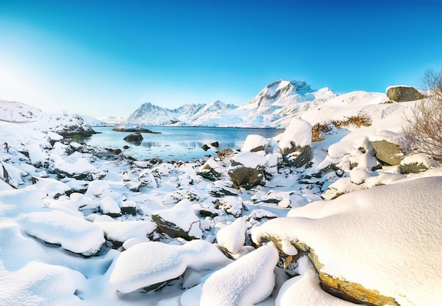 Fabulosa vista invernal en el estrecho de Sundstraumen que separa las islas Moskenesoya y Flakstadoya