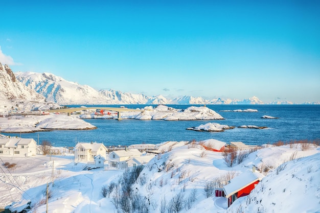 Fabulosa vista invernal del pueblo pesquero de Hamnoy y el puente visto desde la isla de Olenilsoya