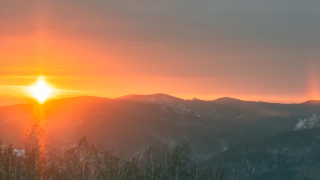 Fabulosa vista panorâmica do vale da montanha ao pôr do sol. Um raio de sol batendo no chão.