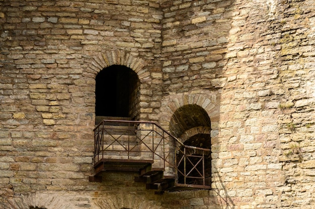 Fabulosas escaleras en la muralla del castillo Fortaleza de Ivangorod Antiguas murallas de la fortaleza Sitios históricos antiguas murallas de la fortaleza