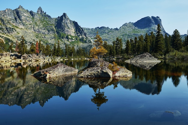 Foto fabulosas montañas y lagos, viajes y caminatas, exuberante vegetación y flores alrededor. agua de manantial descongelada de las montañas