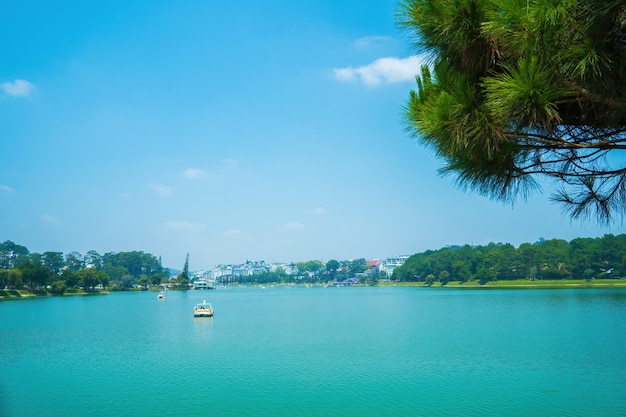Fabuloso amanecer junto al lago Xuan Huong en el centro de la ciudad de Da Lat Provincia de Lam Dong Vietnam Este lago artificial en el centro de la ciudad es un lugar favorito para los turistas y lugareños para caminar