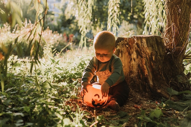 fabuloso bosque mágico hermoso concepto de Halloween que el niño juega en el espacio exterior para texto