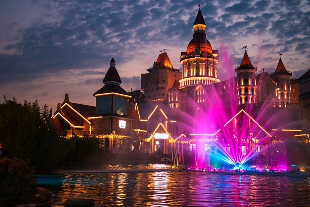 Fabuloso hotel "Bogatyr" al atardecer. Parque de Sochi en la Villa Olímpica. Sochi, Rusia - 15 de octubre de 2021.