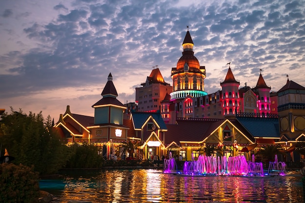 Fabuloso hotel "Bogatyr" al atardecer. Parque de Sochi en la Villa Olímpica. Sochi, Rusia - 15 de octubre de 2021.