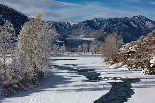 Fabuloso paisaje invernal en el río.