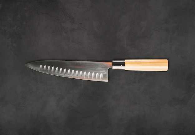 Faca chefe gyuto tradicional japonesa em mesa de concreto