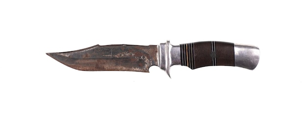 faca de caça enferrujada isolada no fundo branco