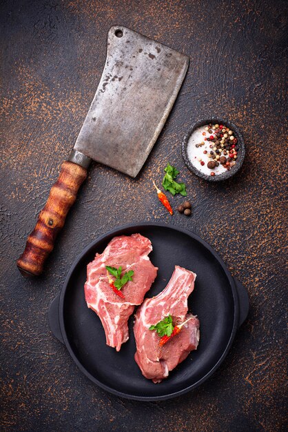 Faca de carne crua e açougueiros