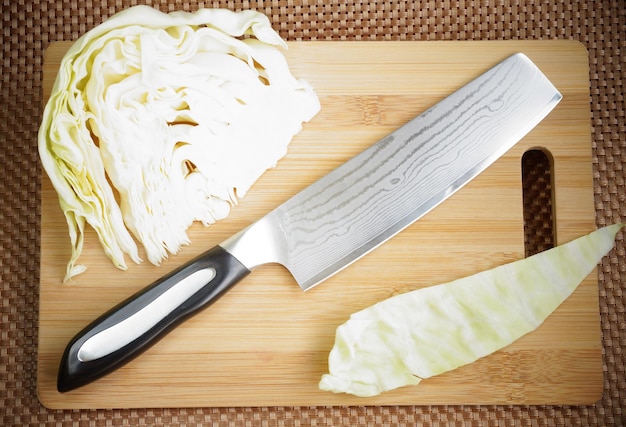 Foto faca de cozinha com lâmina de aço damasco