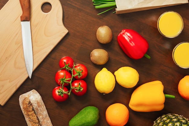 Faca de frutas de legumes frescos e tábua de cortar para cozinhar o jantar em madeira