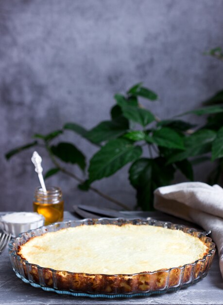 Faça dieta a caçarola de queijo cottage com raspas de limão e baunilha, servida com creme de leite e mel.