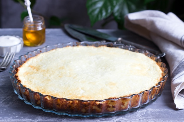 Faça dieta a caçarola de queijo cottage com raspas de limão e baunilha, servida com creme de leite e mel.