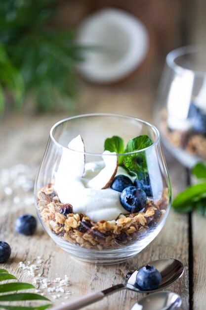 Faça dieta a sobremesa com iogurte, granola e as bagas frescas, close-up, horizontal. Ingredientes do café da manhã saudável. Vertical