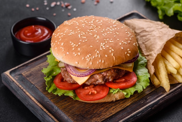 Faça hambúrguer de carne e batatas fritas em um fundo preto