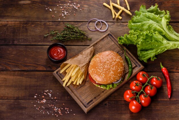 Faça hambúrguer de carne e batatas fritas em um fundo preto