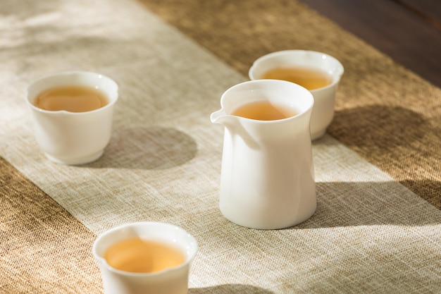 Faça um chá e saboreie-o em casa enquanto relaxa Chá para a saúde dos ossos Uma mesa com xícaras de chá