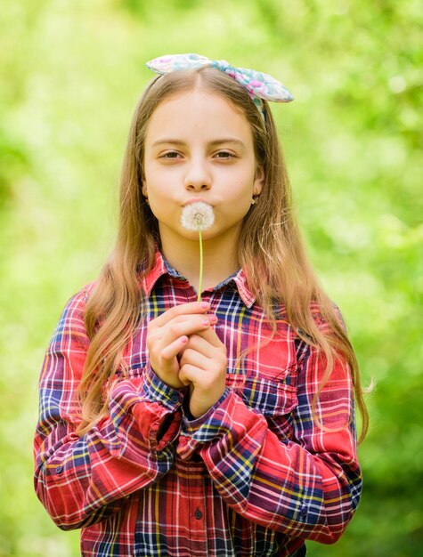 Faça um desejo Celebrando o retorno do verão O dente-de-leão é lindo e cheio de simbolismo O verão está aqui Jardim flor de verão Menina adolescente vestida country estilo rústico camisa quadriculada fundo da natureza