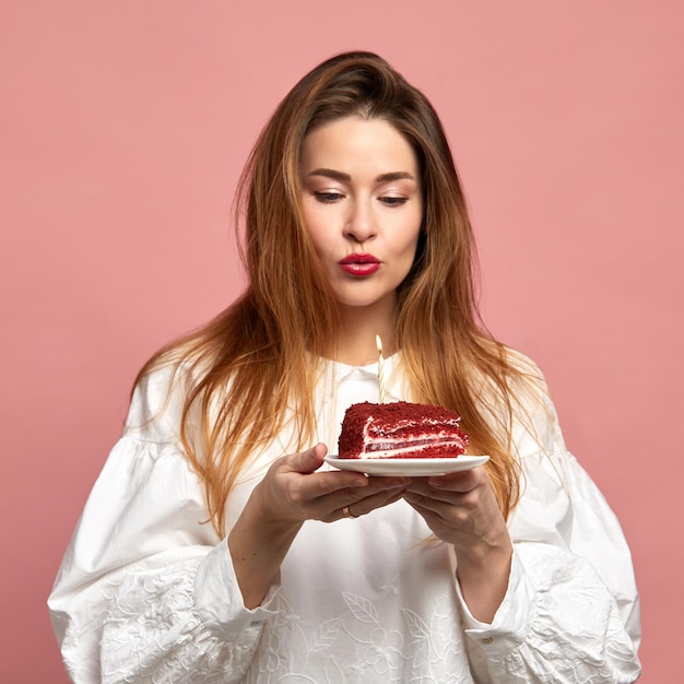 Faça um desejo de aniversário A menina apaga a vela no bolo Desejo de aniversário Aniversário das meninas