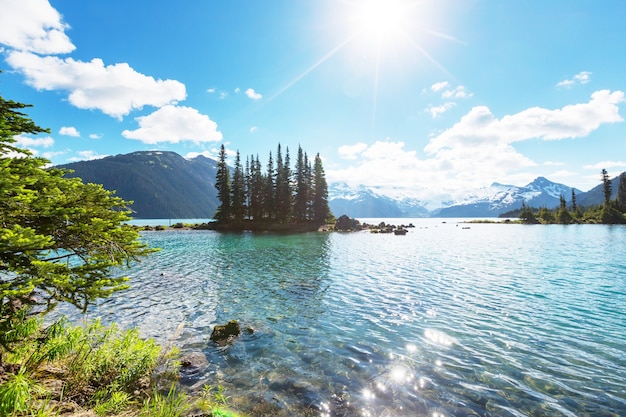 Faça uma caminhada até as águas turquesa do pitoresco Lago Garibaldi, perto de Whistler, BC, Canadá. Destino de caminhada muito popular na Colúmbia Britânica.