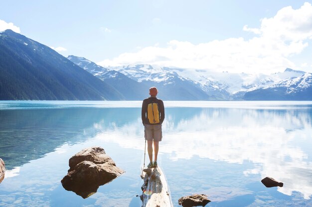 Faça uma caminhada até as águas turquesa do pitoresco Lago Garibaldi, perto de Whistler, BC, Canadá. Destino de caminhada muito popular na Colúmbia Britânica.