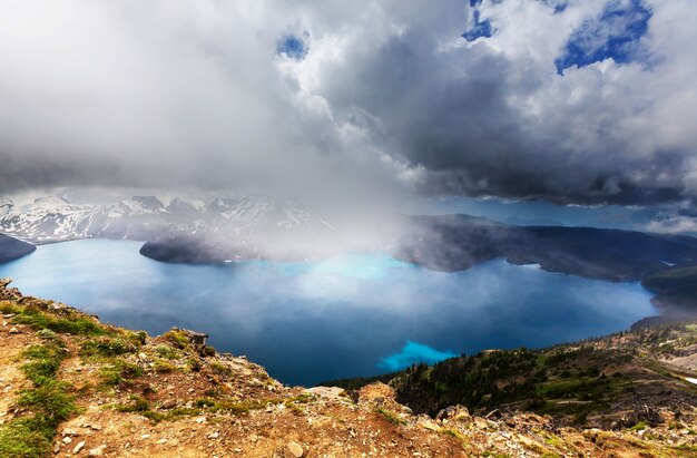 Faça uma caminhada até as águas turquesa do pitoresco Lago Garibaldi, perto de Whistler, BC, Canadá. Destino de caminhada muito popular na Colúmbia Britânica.