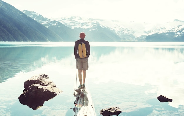 Faça uma caminhada até as águas turquesa do pitoresco Lago Garibaldi, perto de Whistler, BC, Canadá. Destino de caminhada muito popular na Colúmbia Britânica.