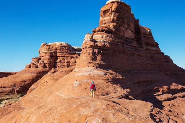 Faça uma caminhada nas montanhas de Utah. Caminhadas em paisagens naturais incomuns. Fantásticas formações de arenito.